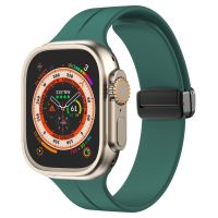 Ремешок для Apple Watch 42/44/45/49 mm силиконовый на магните <темно-зеленый> ― Spb.OnlineBazar.su