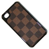 Чехол для Apple iPhone 4s пластиковый с кожзаменителем дизайн LV <коричневый> ― Spb.OnlineBazar.su